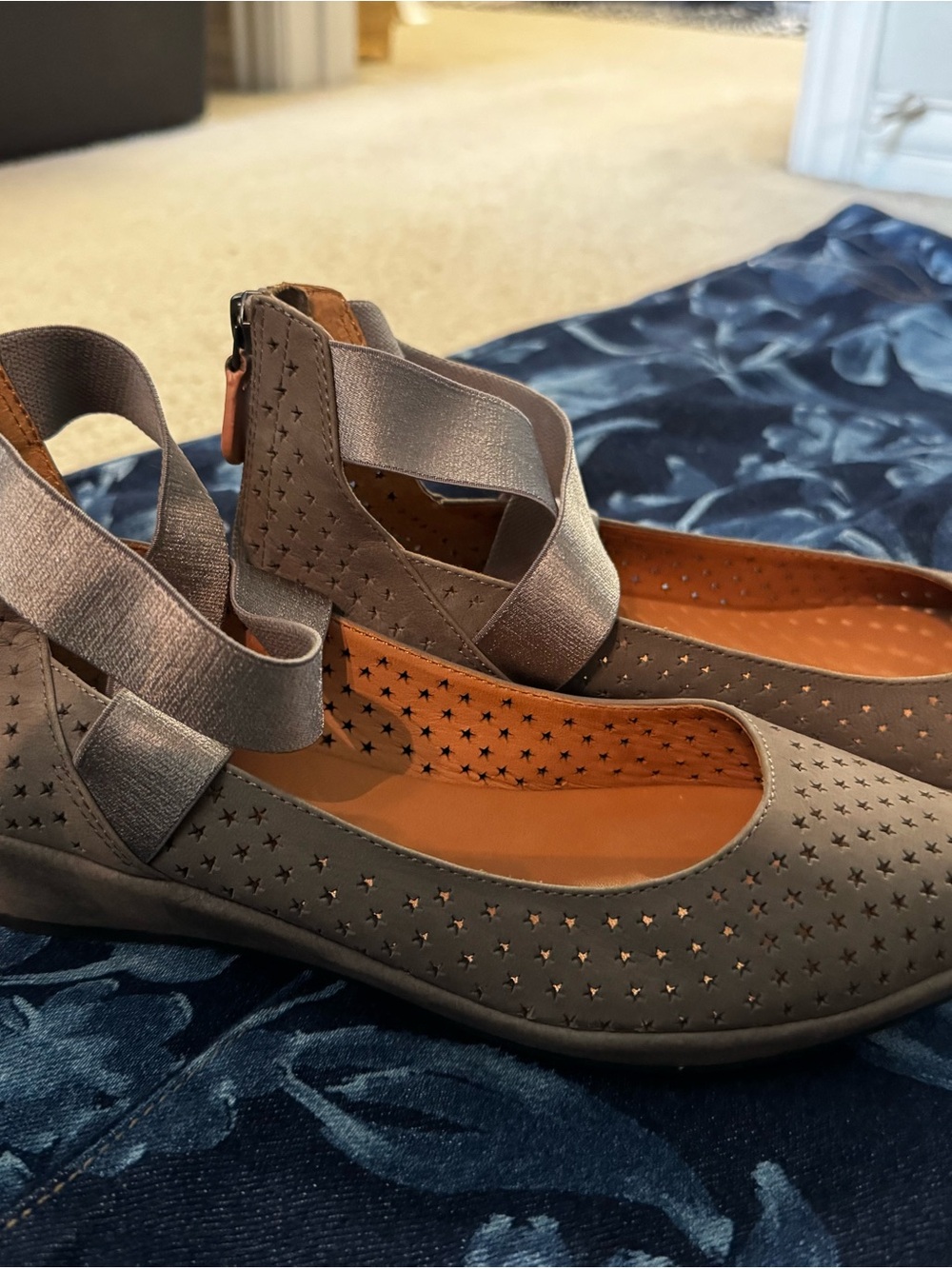 Gentle Souls by Kenneth Cole Women’s Gray Peep-Toe Ankle Ballet Flats - Picture 3 of 7